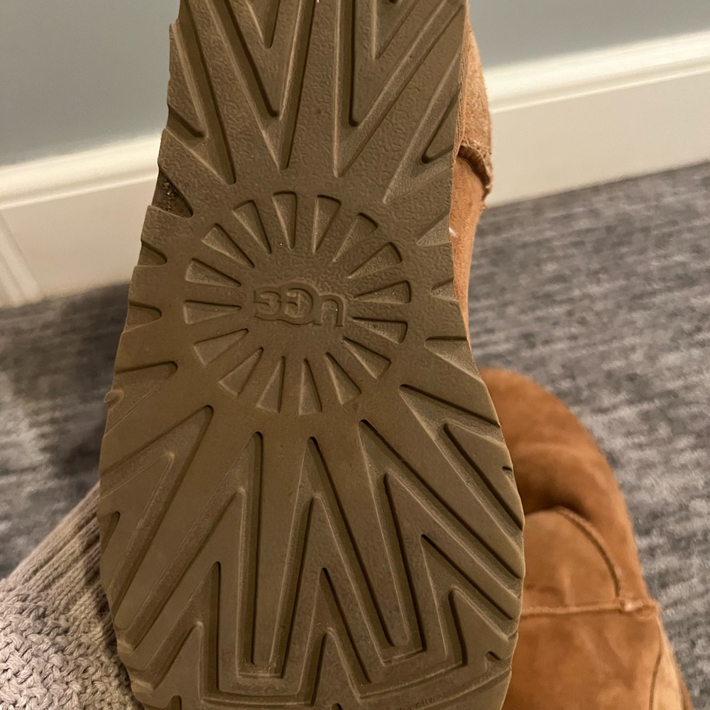 Lightly Worn Uggs. Perfect Condition - image 5